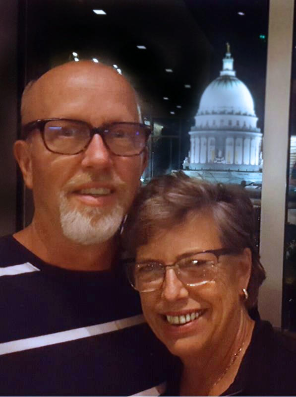Eileen and Scott Howell take a selfie in front of the US Capitol building